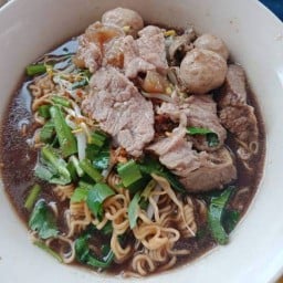 บะหมี่เกี๊ยว กุ้ง หมูแดง เย็นตาโฟ ลูกชิ้นปลา ตลาดทิพเนตร