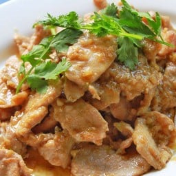 หมูกระเทียมเป็นกับข้าวหอมพริกไทยตำเอง