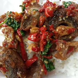 กะเพาหมูกรอบไข่เยี่ยวม้า