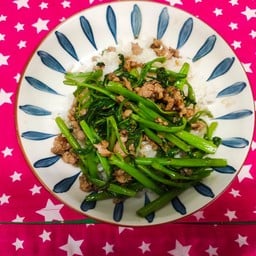 ข้าวราดผัดผักบุ้ง