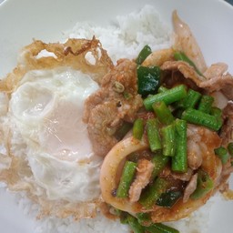 ผัดพริกแกงหมูปลาหมึกไข่ดาว