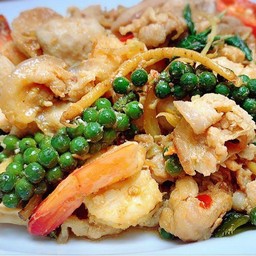 ผัดเผ็ดราดข้าว (สามารถเลือกเนื้อสัตว์ได้)