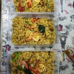 ข้าวผัดคั่วกลิ้งหมู ใส่กุ้งสด