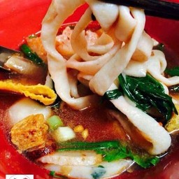 เย็นตาโฟเส้นปลาต้มยำลูกชิ้นปลา