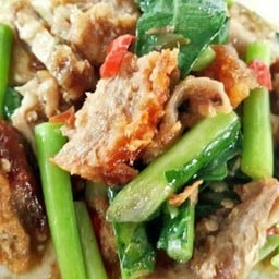 ผัดคะน้าหมูกรอบ เป็นกับข้าว