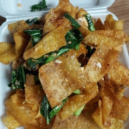 ผัดซีอิ้วเกี๊ยวกรอบหมู-ไก่