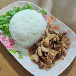 หมูชิ้นกระเทียมราดข้าว