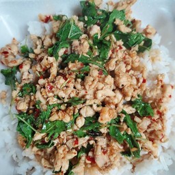 ข้าวกระเพราหมูหรือไก่ ฟรีไข่ดาว ฟรีเพิ่มข้าว