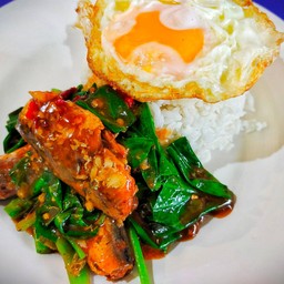 ผัดคะน้าปลากระป๋อง