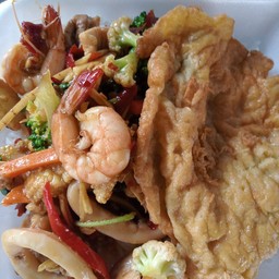 ผัดขี้เมารวมมิตรไข่เจียว