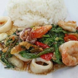 ข้าวราดกระเพรากุ้งหมึก