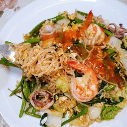 สุกี้แห้งทะเลใส่มาม่า