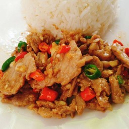 ข้าวราดเนื้อคั่วพริกเกลือ