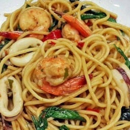 สปาเก็ตตี้ขี้เมากุ้งหมึก