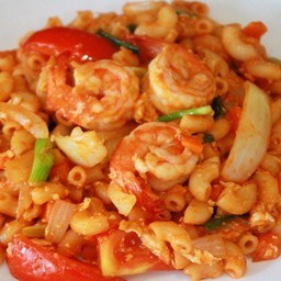มักกะโรนีผัดซอสกุ้งสด