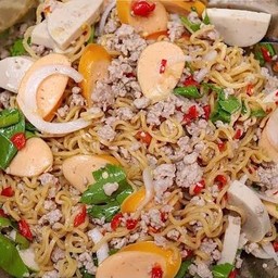 ยำมาม่า+หมูสับ+หมูยอ+ไส้กรอก