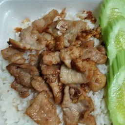หมูทอดกระเทียมราดข้าว ฟรีไข่ดาว ฟรีเพิ่มข้าว