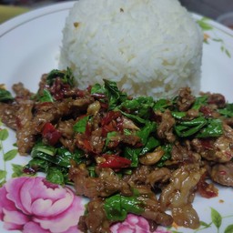 กะเพราเนื้อชิ้นกับข้าว