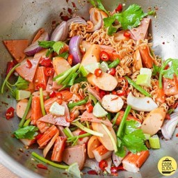 ยำมาม่า+ไส้กรอกไก่+ปูอัด