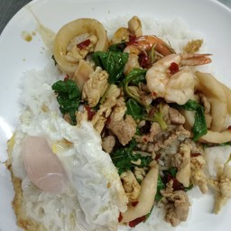 ผัดกะเพรารวมมิตรไข่ดาว