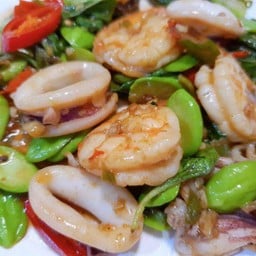 ข้าวราด สะตอผัดกระเพรา กุ้งหมึก