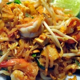 แม่ดาว กุยช่าย ผัดไท ตลาดท่าม้า