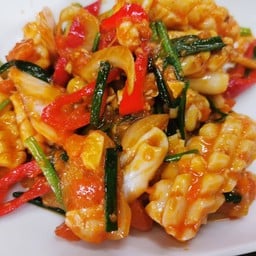 ปลาหมึกผัดไข่แดง