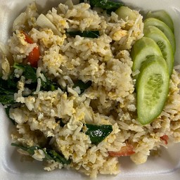 ข้าวผัดหมู ไก่ กุ้ง ปลาหมึก กุนเชียง