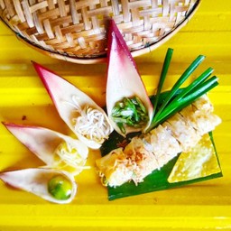 ผัดไทภูเขาไฟ ไข่ม้วนหมู