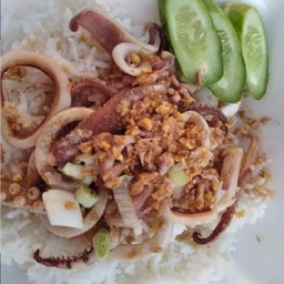 ปลาหมึกกระเทียม ราดข้าว