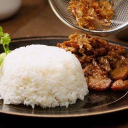 เนื้อทอดกระเทียม+ข้าวสวย