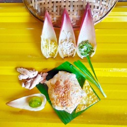 ผัดไทภูเขาไฟ ไข่ห่อไก่