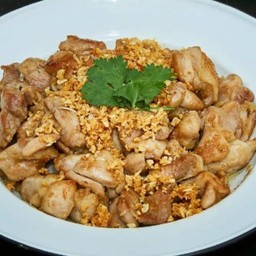 ข้าวราดไก่ทอดกระเทียม