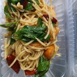 สปาเก็ตตี้ผัดพริกแห้งไส้กรอก