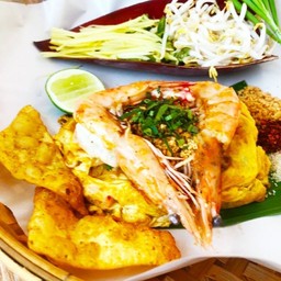 ผัดไทภูเขาไฟ ไข่ห่อ กุ้งสด (ขายดีที่สุด)