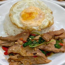 กะเพราคอหมูย่างราดข้าว ไข่ดาว