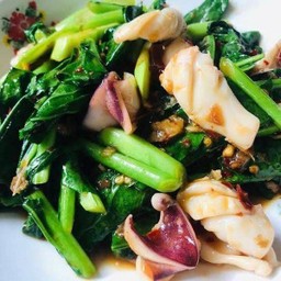 คะน้าปลาหมึก ราดข้าว