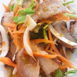 ยำคอหมูย่าง