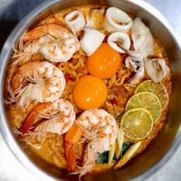 มาม่าต้มยำน้ำข้นทะเลหม้อไฟไข่สด
