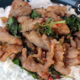 ข้าวราดกะเพราหมูชิ้น