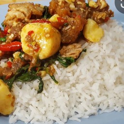 ข้าวราดพริกแกงหมูเต้าหู้ไข่ทอด