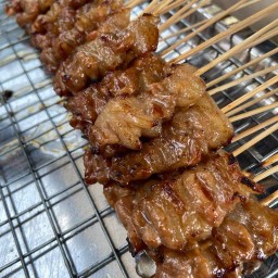 ข้าวเหนียวหมูปิ้งไม้ละ 3 บาท (เจ้าแรกในราชบุรี 💕เตาถ่าน🔥🔥🔥สูตรโบราณ *** ไม่ใช่หมูปิ้งนมสด *** ถนนตลาดสด