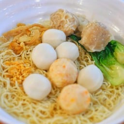 19  บะหมี่ไข่/บะหมี่หยก+เกี๊ยวกุ้งลูกชิ้นปลาฮ่องกง