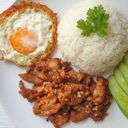 ข้าวหมูกระเทียมพริกไทย บวก ไข่ดาว