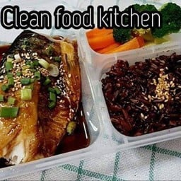 ข้าวไรซ์เบอรี่+ปลาซาบะย่างซีอิ๊ว+ผักลวก