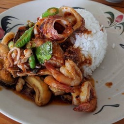 ข้าวผัดพริกแกงทะเลรวมมิตร