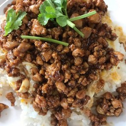 ข้าวราดหมูสับทอดกระเทียม