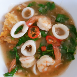 เส้นใหญ่ราดหน้า_กุ้งหมึกใส่ไข่_ผัดกะเพรา