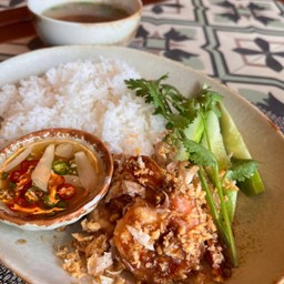 กุ้งทอดกระเทียม ราดข้าว