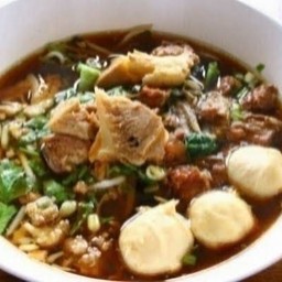 ก๋วยเตี๋ยวเรือน้ำตกหมู